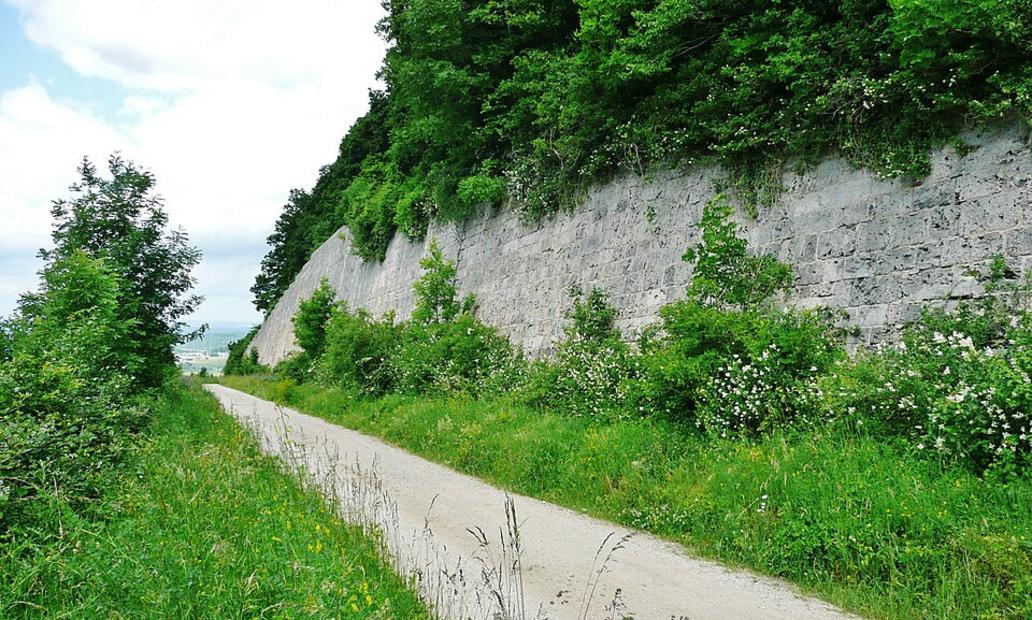 Lkw übersieht Auto und verursacht Unfall auf A8