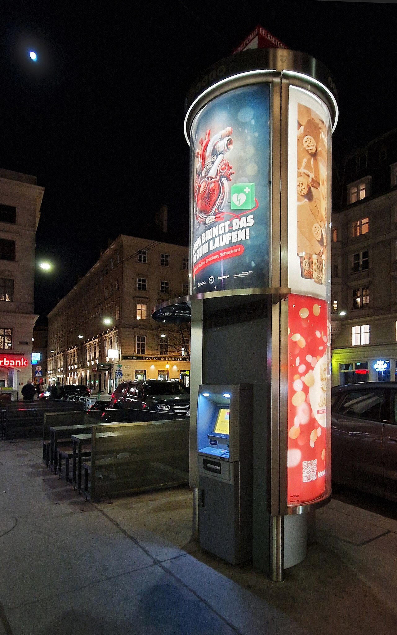 Neuer Geldautomat auf Hallenbad-Parkplatz in