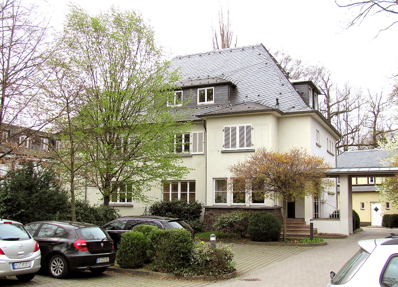 Zweifamilienhaus mit Garagen in Waldenbuch kommt