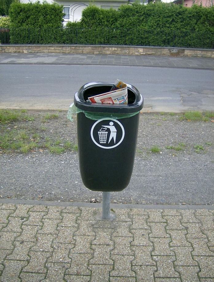 Größere Mülleimer sollen Seen sauberer machen