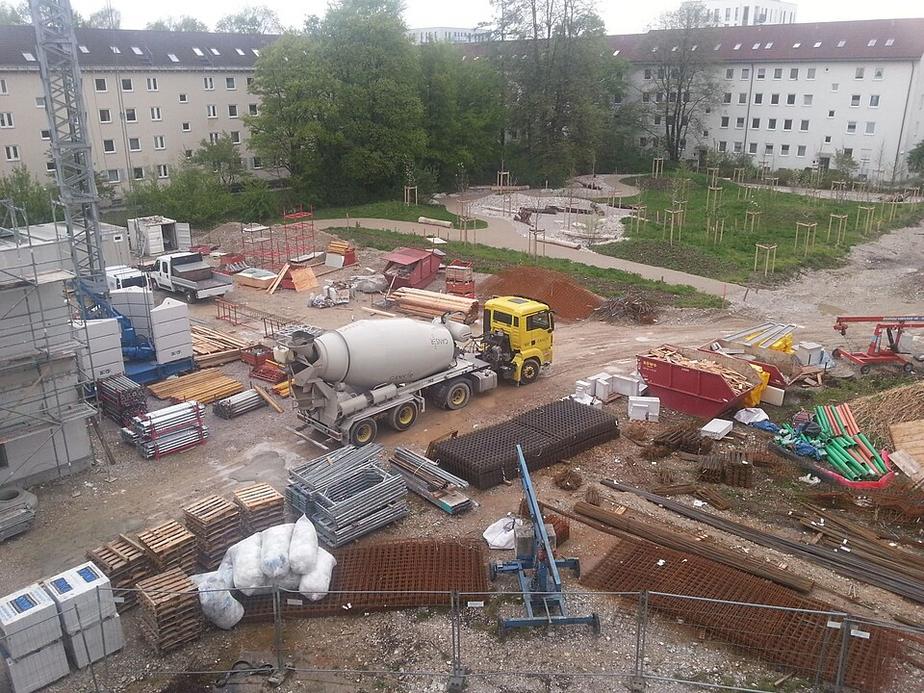 Kinder staunen über neuen Kita-Neubau in Kuhweid