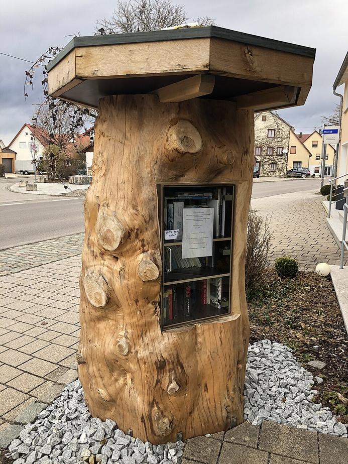 Bücherbaum in Hüfingen lädt zum Stöbern ein