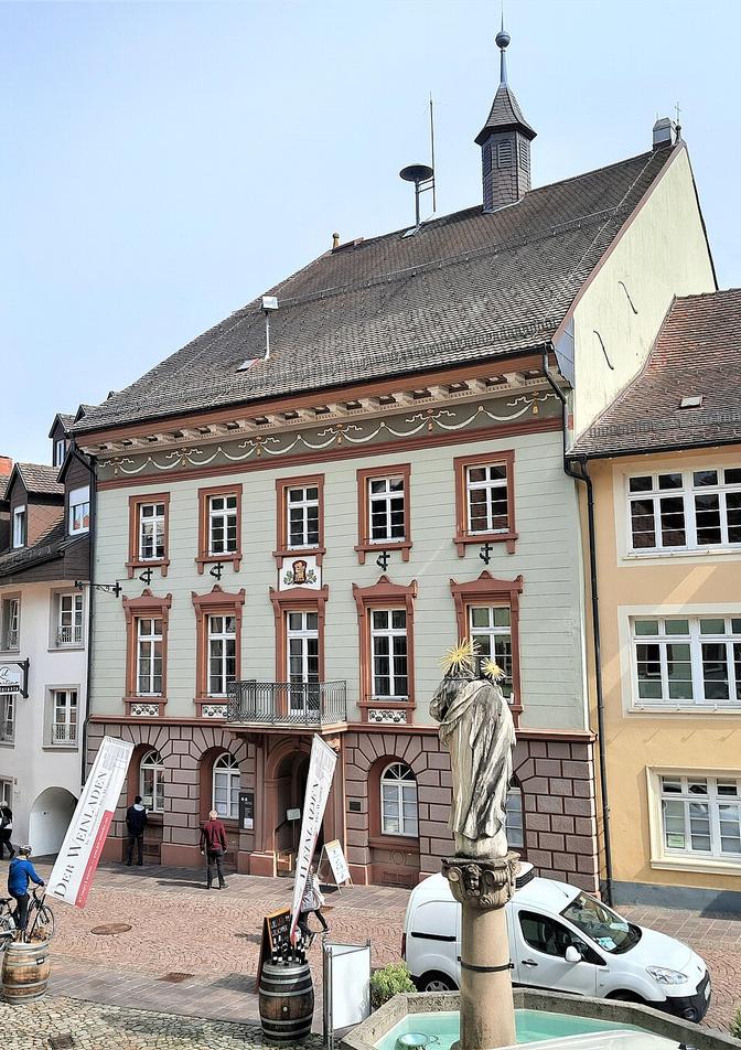 Sanierung Rathaus Tiengen startet mit Aufzugseinbau