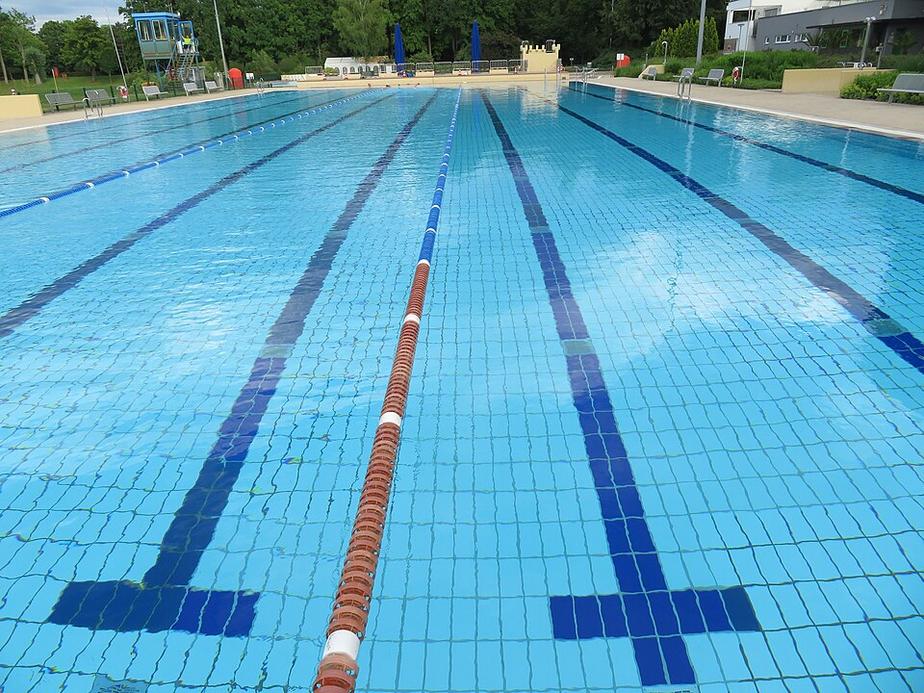 Sommerpause für Schwimmbecken und Gemeindehallen