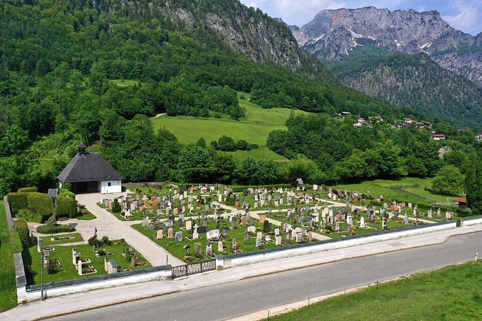 Neues Urnengrabfeld auf Rohrdorfer Friedhof fertig
