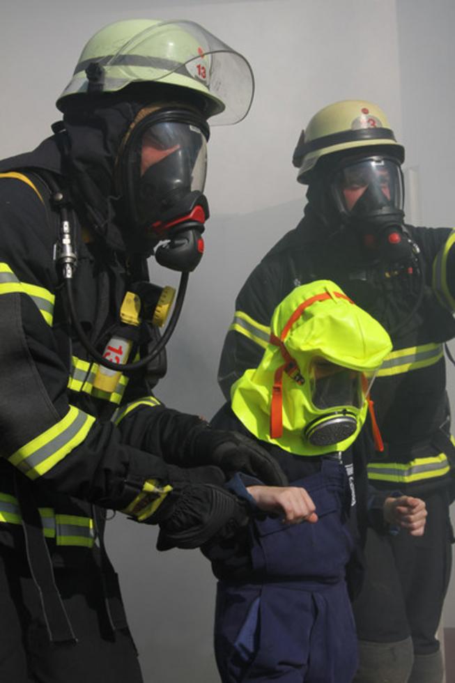 Feuerwehr zeigt Übung mit Menschenrettung