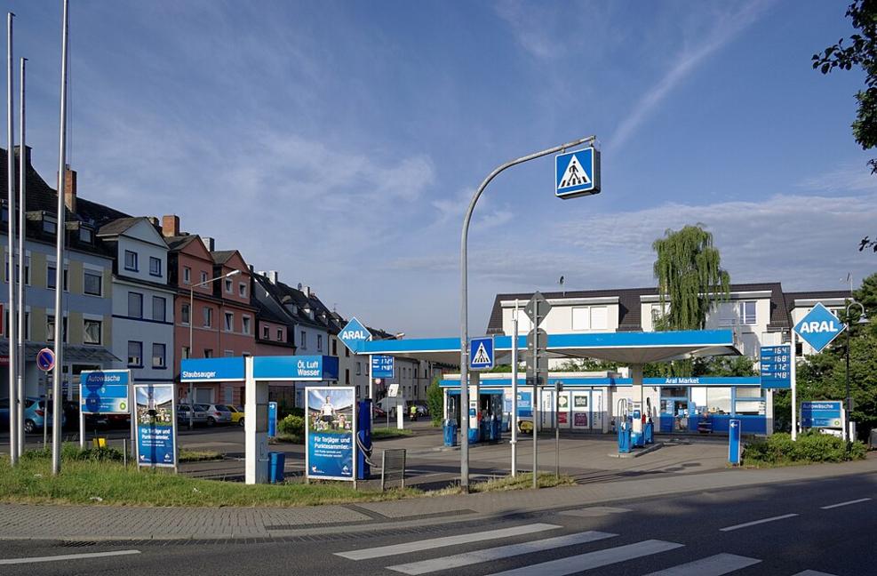 Bund senkt Spritsteuer um 14 Cent pro Liter