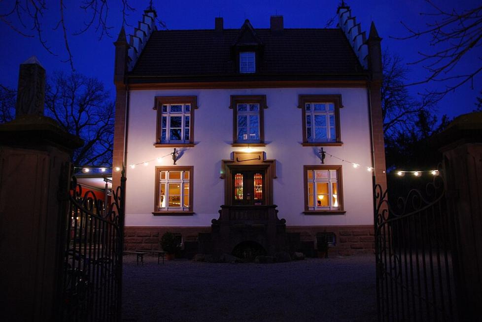 Kulturcafé zeigt Jahresausstellung Spuren und Sprünge