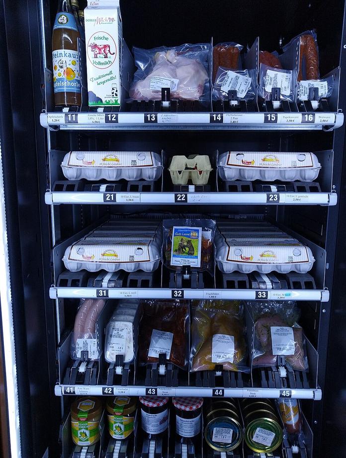 THE LÄND-Aufkleberautomat am Flughafen Stuttgart steht