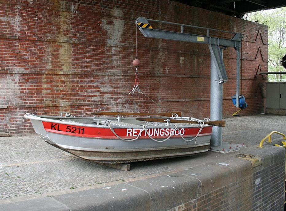Feuerwehr Esslingen fährt Rettungsboot auf Neckar