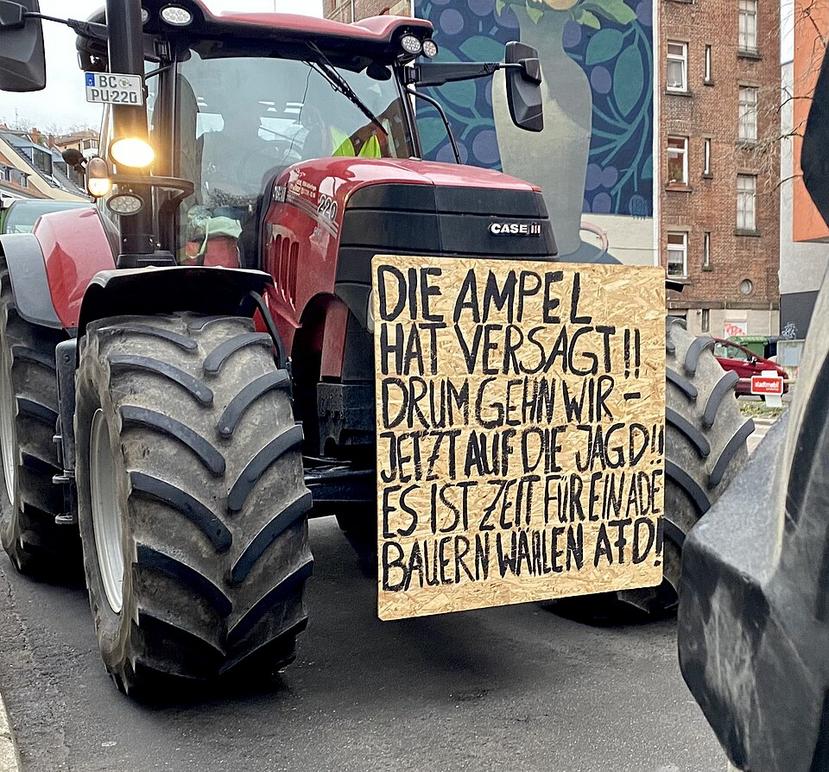 Illegales Autorennen endet mit Ampelschaden