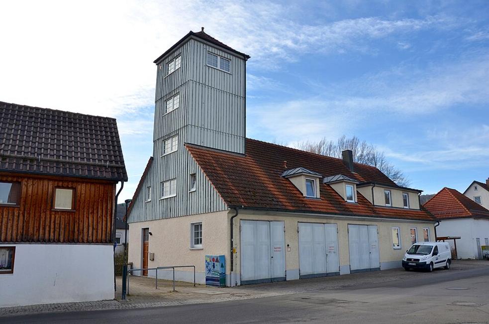 Feuerwehr Weinheim prüft Brandmeldung im Spaßbad