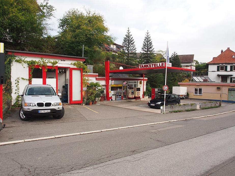 Mann zerstört Kassenterminal in Weinheimer Tankstelle