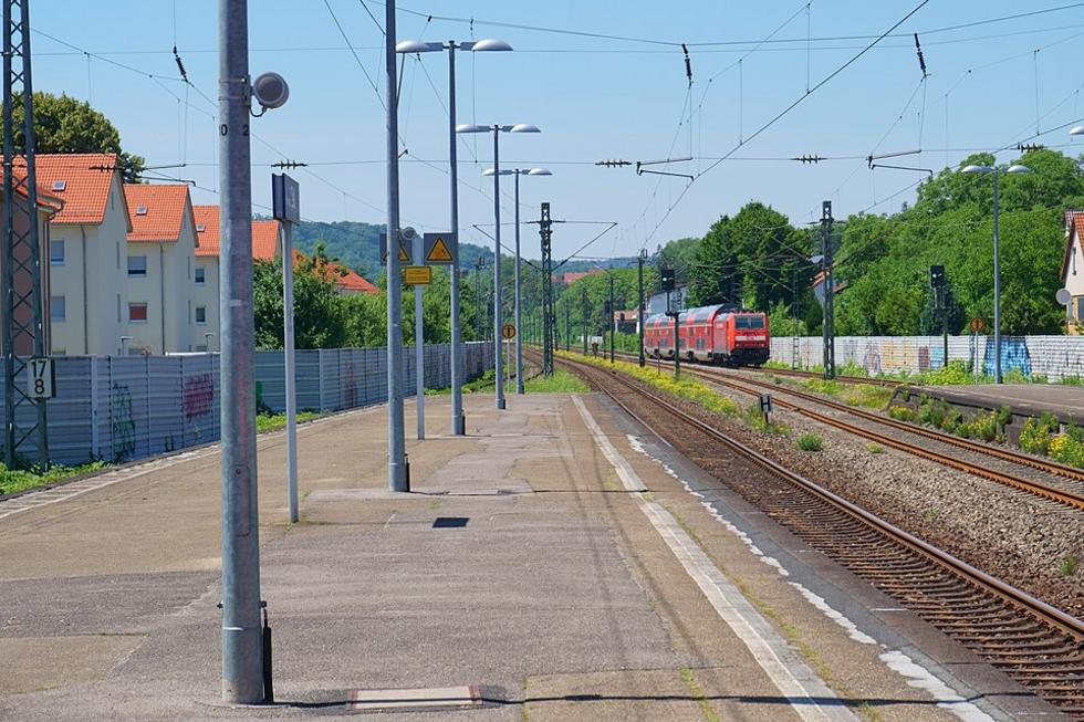 Mann zeigt sich am Bahnhof Esslingen-Zell