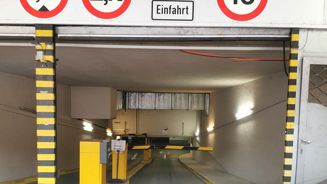 Polizei hilft Kanadier bei Ausfahrt aus Tiefgarage