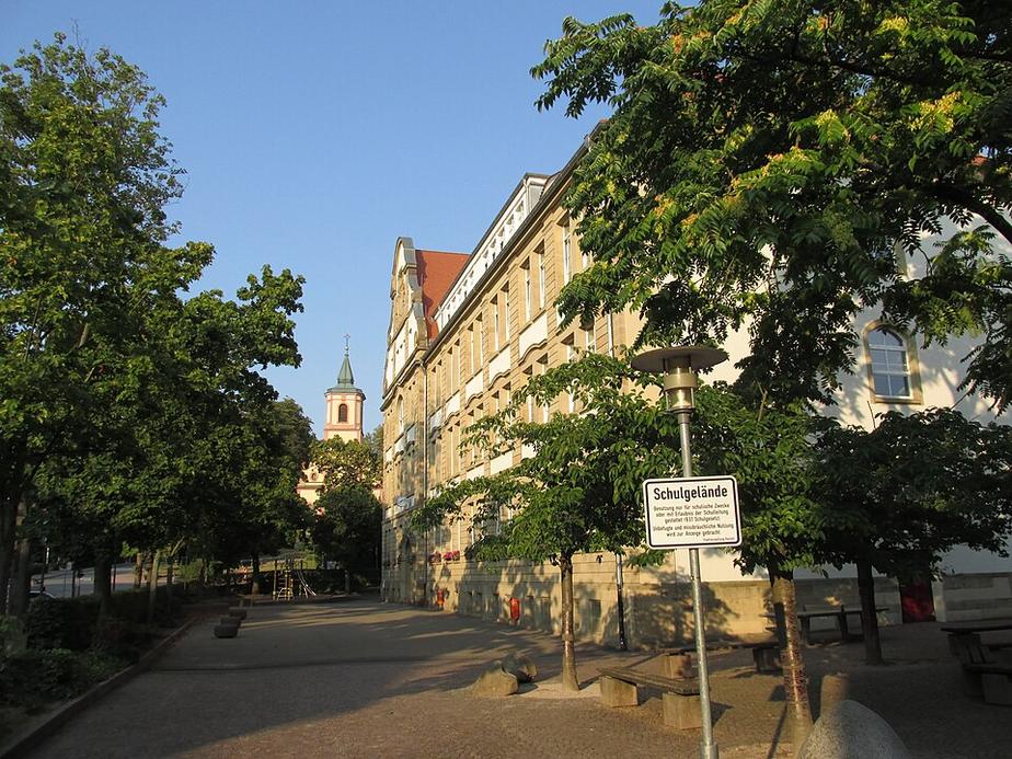 Auto rutscht von Bremse und fährt in Schule