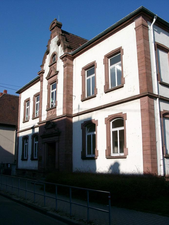 Unbekannter zerstört Fenster an Mannheimer Schule
