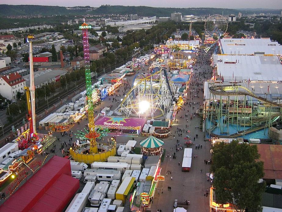 Polizei Stuttgart schützt Besucher auf Cannstatter