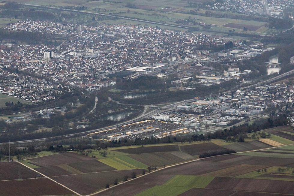 Unbekannte werfen Steine auf Autobahn bei Köngen