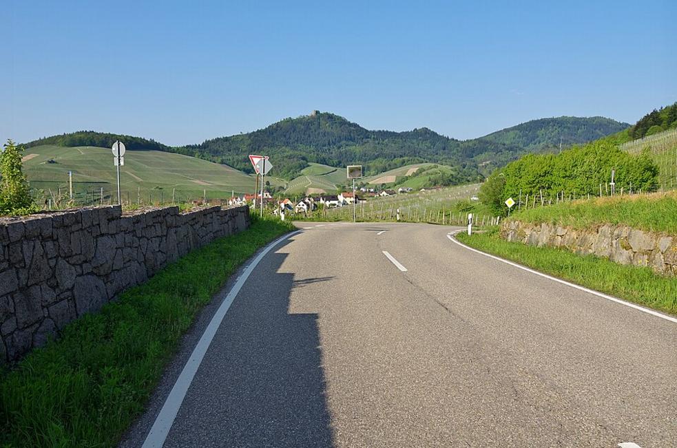 Motorradfahrerin bei Unfall auf L1103 schwer verletzt