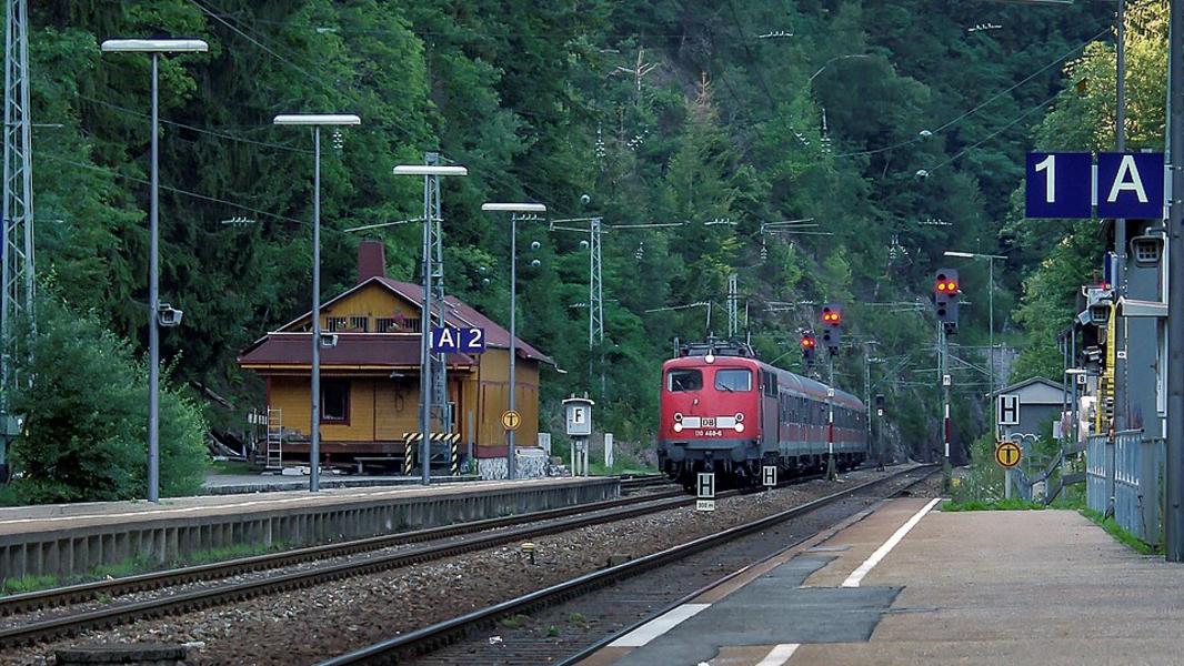 Zugbegleiter bei Fahrscheinkontrolle in Triberg