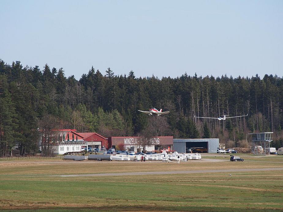 Flugzeug stürzt in Winzeln ab und brennt