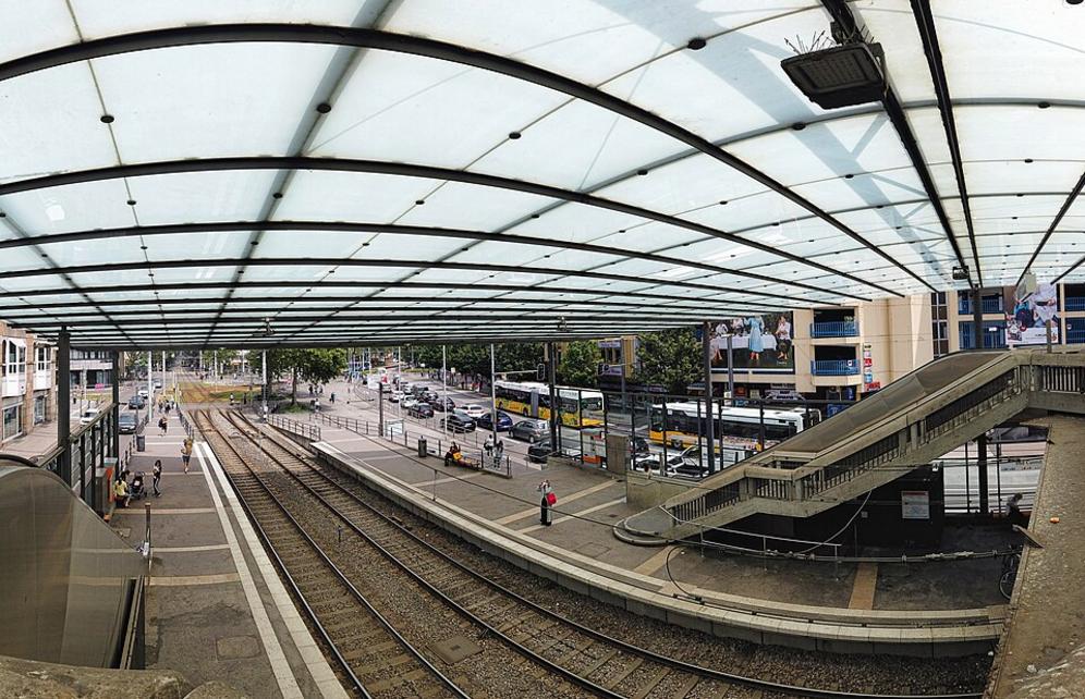Porsche übersieht Stadtbahn in Bad Cannstatt