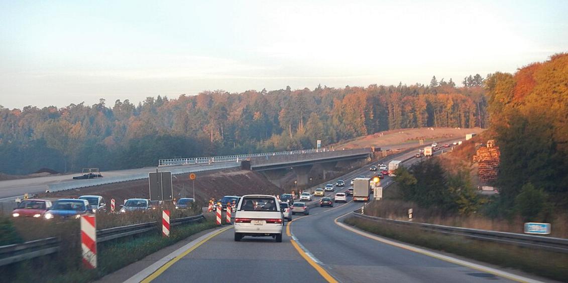 Lieferwagen brennt auf BAB 61 bei Hockenheim