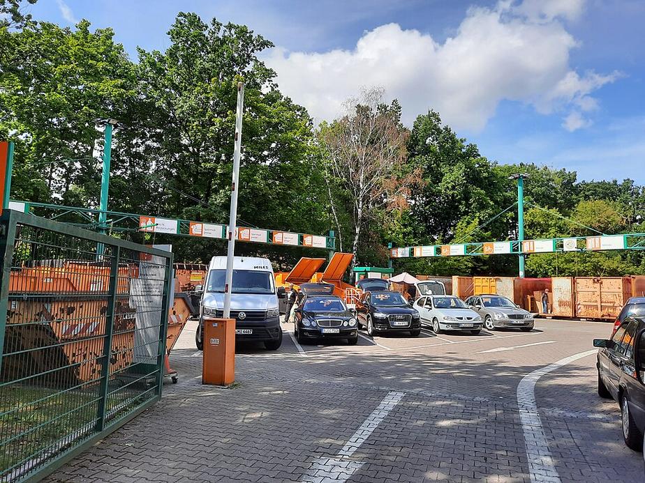 Feuerwehr löscht Brand auf Wieslocher Recyclinghof