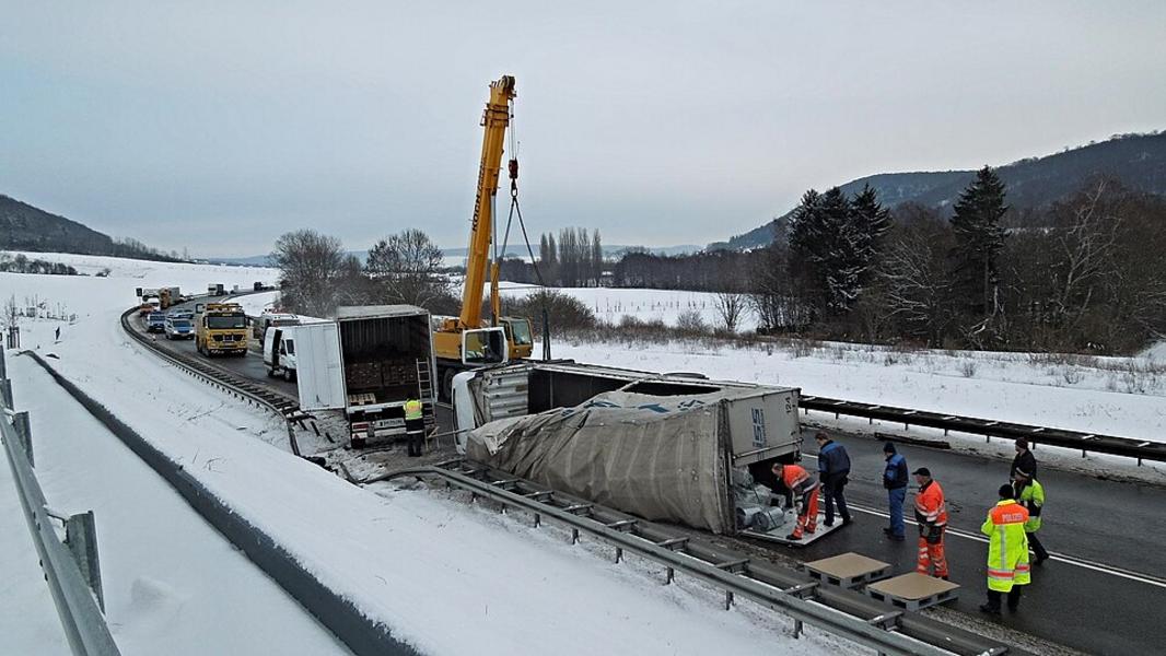 LKW fährt in Hornberg Spiegel ab und flieht