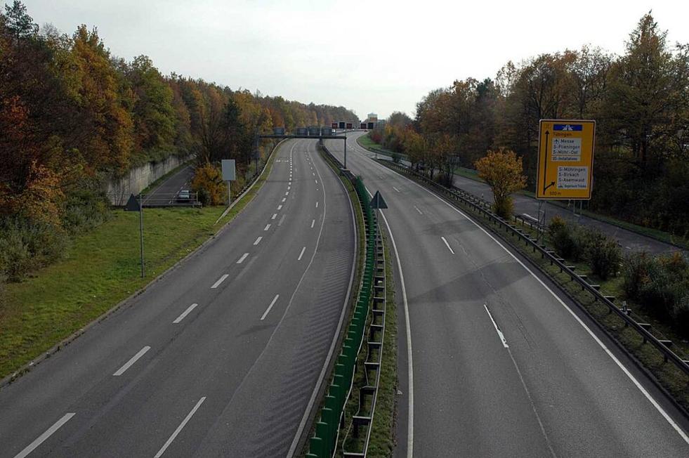 Frau bei Unfall auf B27 in Stuttgart verletzt