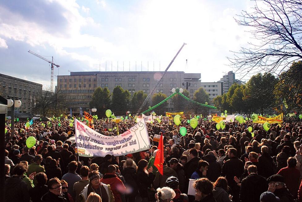 Tausende demonstrieren friedlich in Stuttgart