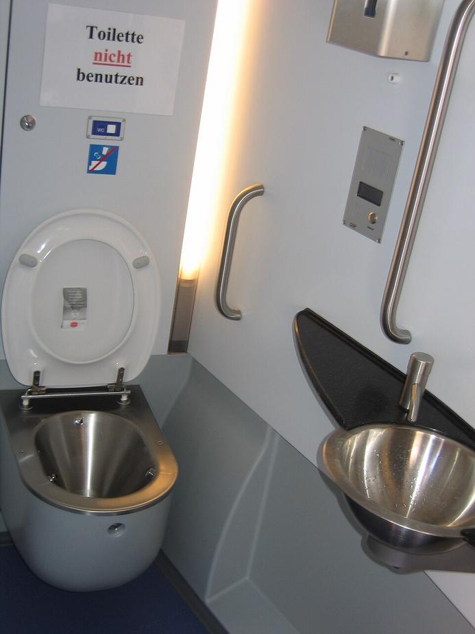 Mann schließt sich in Zugtoilette ein in Ulm