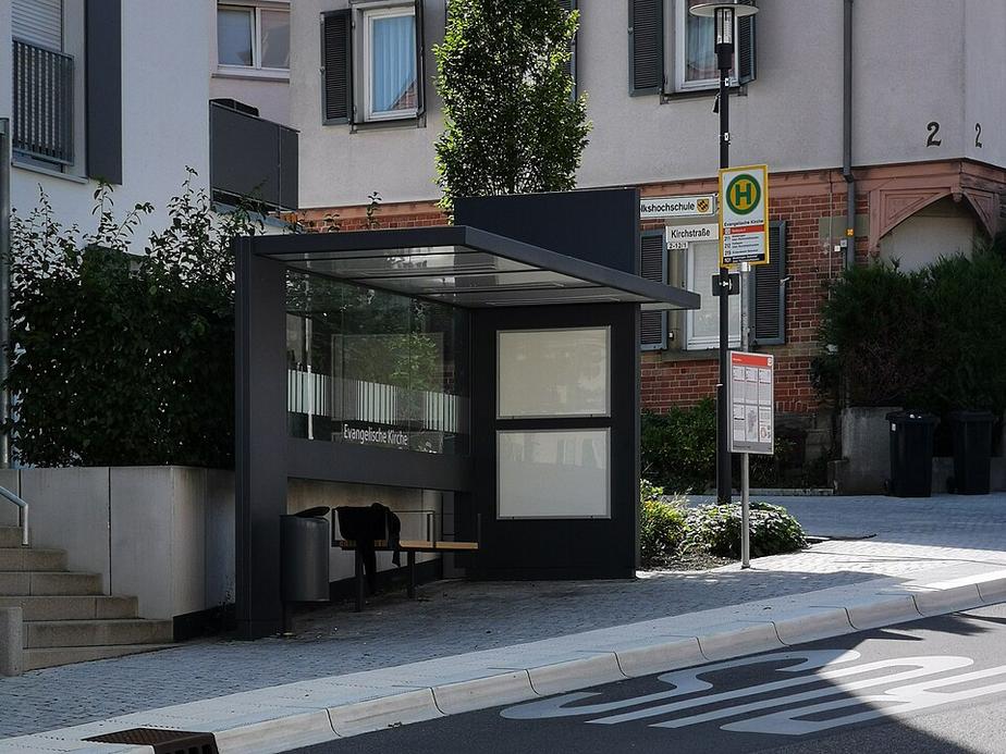 LKW rammt Bus und Auto auf B31 bei Stetten
