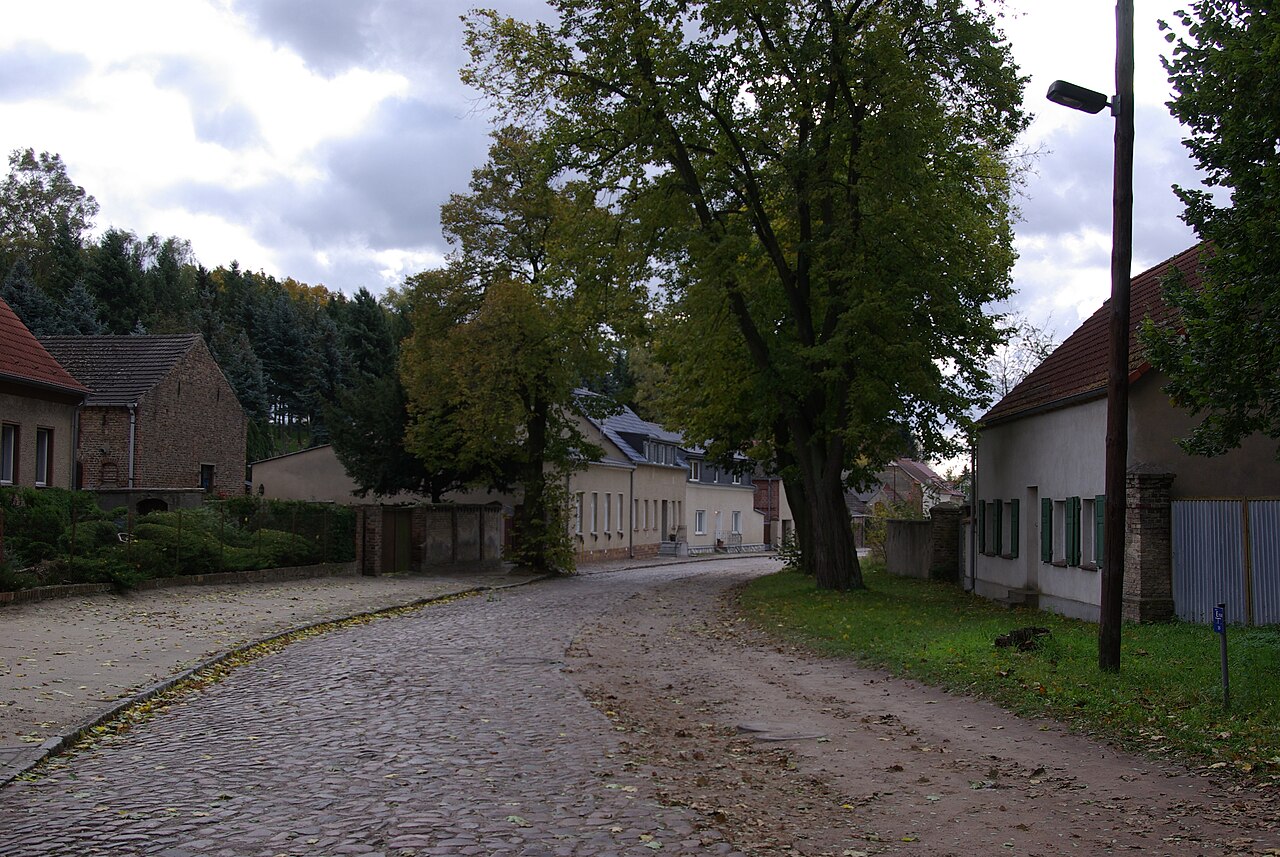 Bunte Bleistift-Pfähle verschönern Weinberge in