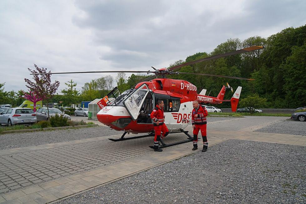 Rettungshubschrauber hilft Radfahrer nach Unfall