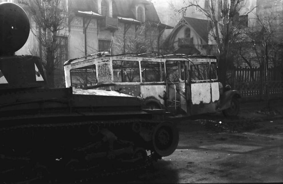 Feuerwehr löscht Rauch an Bus in Frickenhausen
