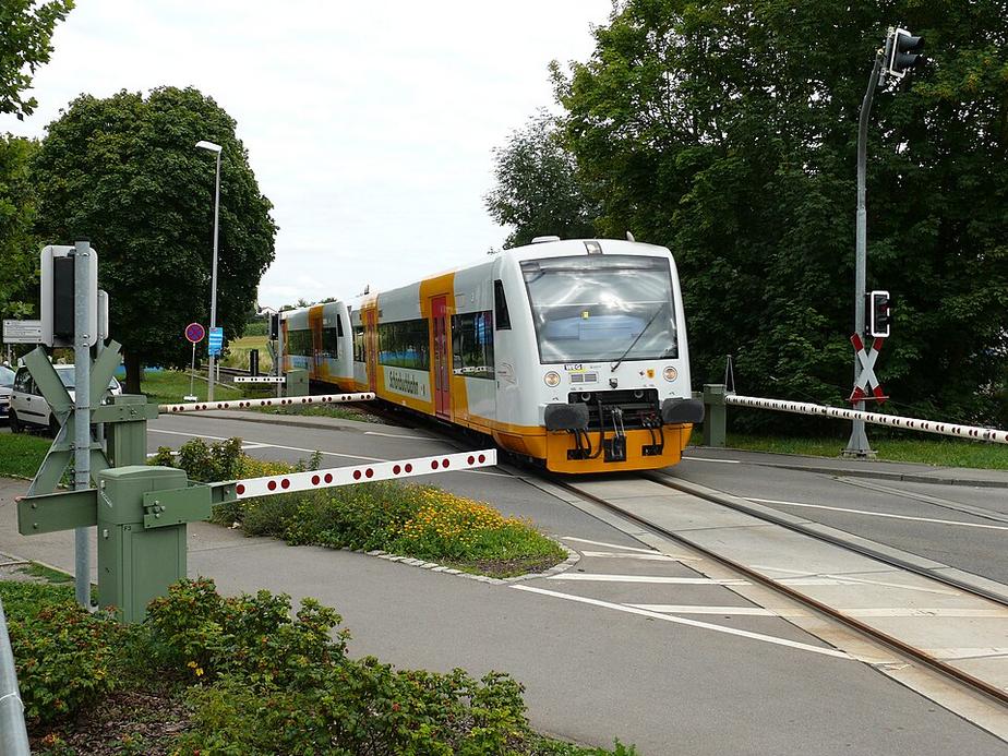 Zug erfasst Pkw auf Bahnübergang bei Remseck