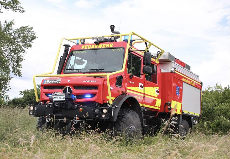 Feuerwehr löscht Kellerbrand in Stuttgart-Neugereut
