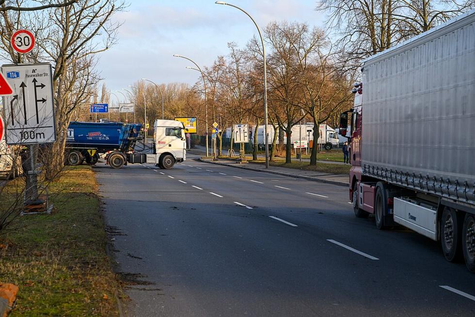 Müll-Lkw rutscht in Graben bei Lenningen