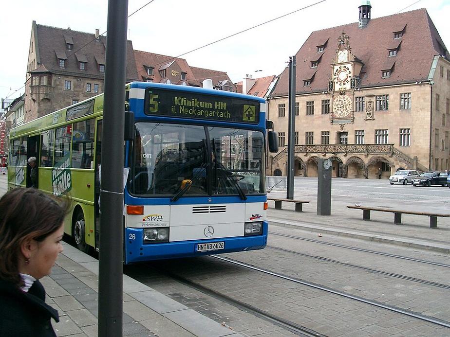 Mann greift Fahrer und Fahrgäste der Linie 5 an