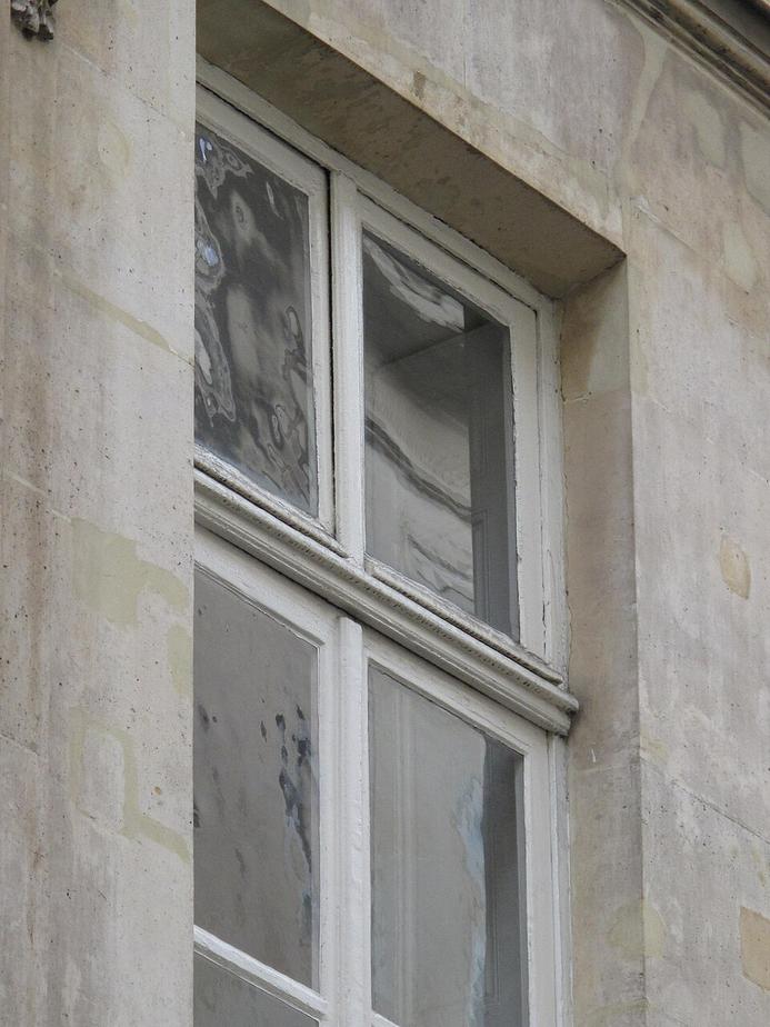 Jugendliche zerstören Fensterscheibe in Ellwangen