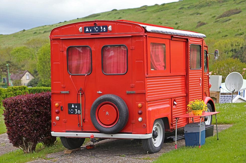 Wohnmobil beschädigt und Seniorin betrogen
