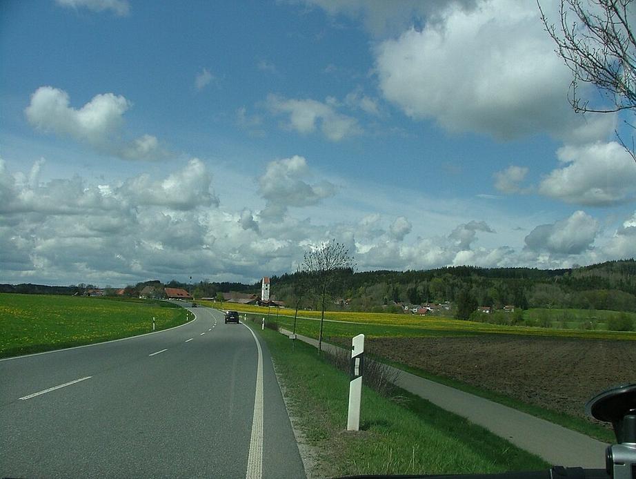 Audi erfasst Person auf B 465 bei Reichenhofen