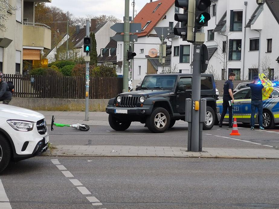 E-Scooter stößt in Langenau gegen Auto