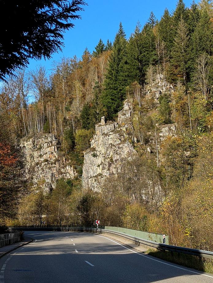 Motorradfahrer stürzt auf B462 bei Forbach