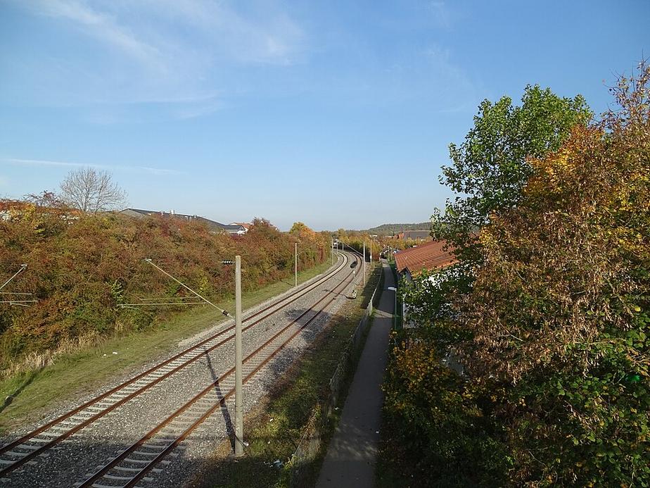Unbekannter attackiert Reisende am Ehninger Bahnhof