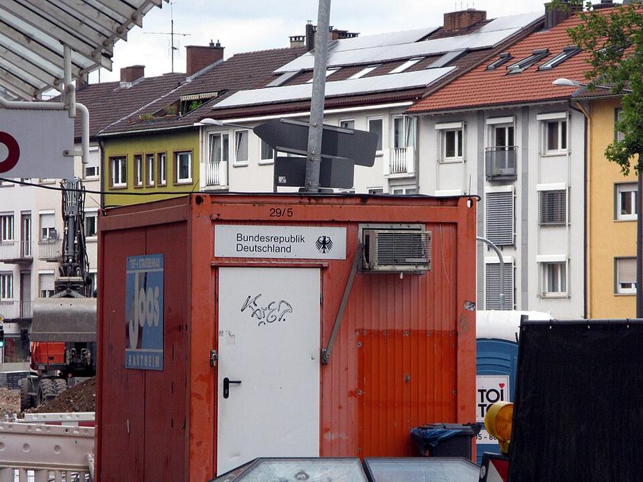 Feuer brennt zwei Baucontainer in Schopfheim