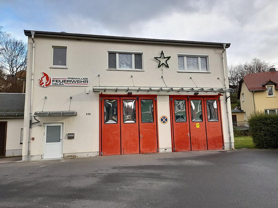 Feuerwehr löscht Kellerbrand in Brennet