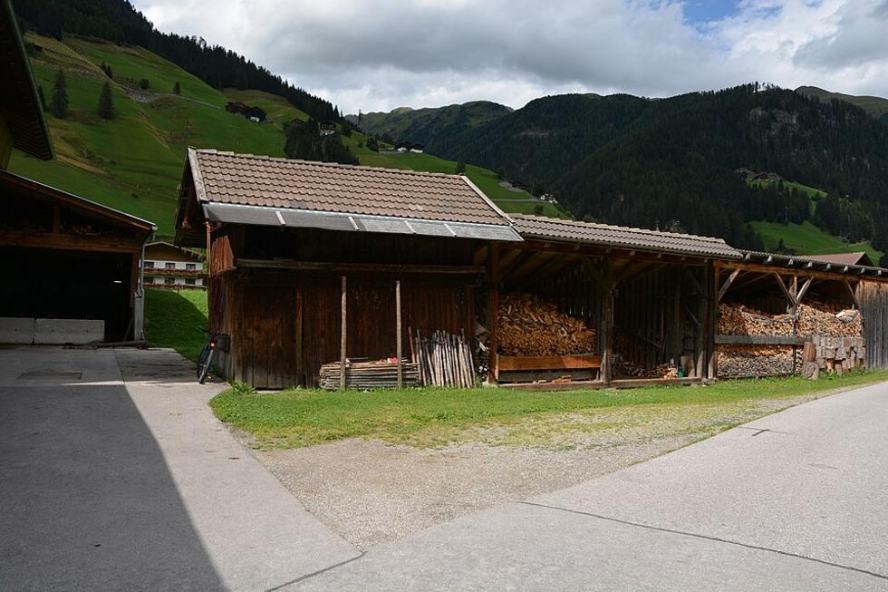 Feuerwehr löscht Brand in Eninger Holzschuppen